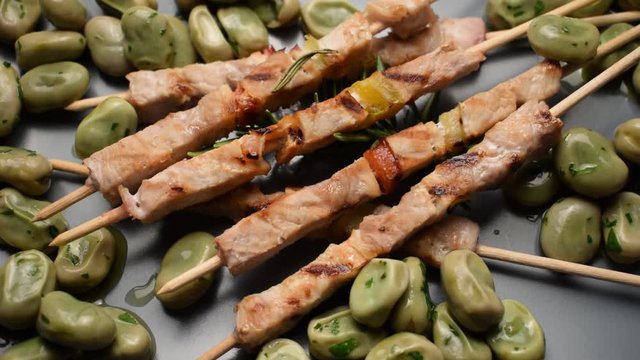 Arrosticini con fave ft0208_0381 Brochetas de carne con habas Lihavartaat laajat pavut Nabodala z mesom s &scaron;irokim fižolom