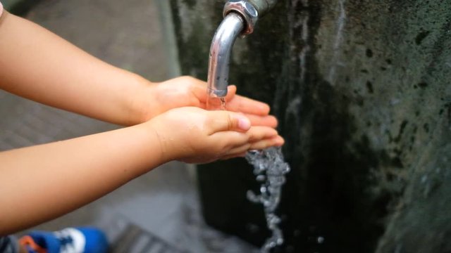 公園で子供が手を洗う