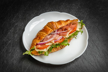 クロワッサンのサンドウィッチ　Croissant ham sandwich with cheese