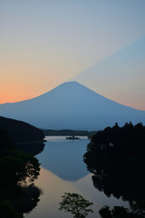 暁の空に富士の影、田貫湖