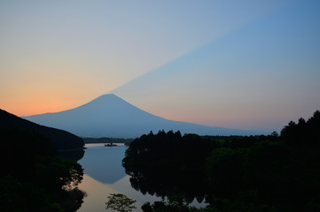 暁の空に富士の影、田貫湖