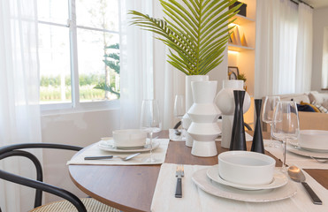 Dining room in a modern style with a round dining table with chairs.