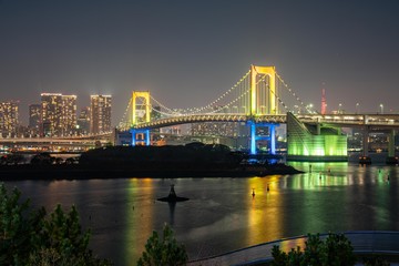 Fototapeta na wymiar Tokyo skyline with the Rainbow Bridge