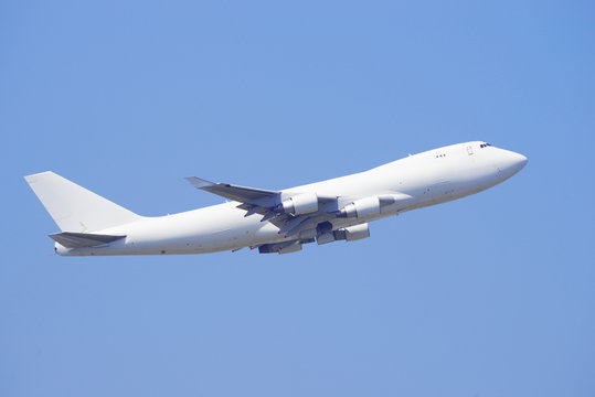 離陸する民間機