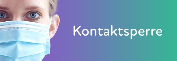 Kontaktsperre (Coronavirus). Portrait von Frau mit Mundschutz (Close up). Text auf Hintergund....