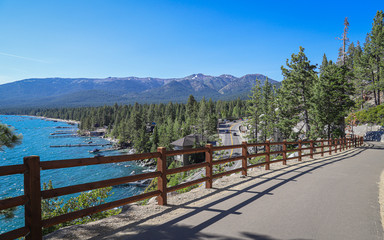INCLINE VILLAGE, NEVADA, UNITED STATES - Oct 22, 2019: East Shore Trail multi use path in Lake Tahoe - obrazy, fototapety, plakaty