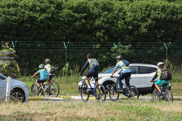 velo cycliste enfant jeune excursion visite loisirs vacances groupe