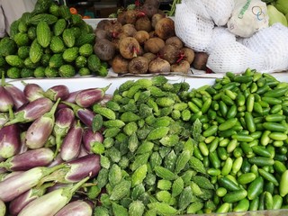 山盛りの野菜売り場（ゴーヤ、なす、ズッキーニ）/Heap of green vegetables, -bitter melon, eggplant and zucchini