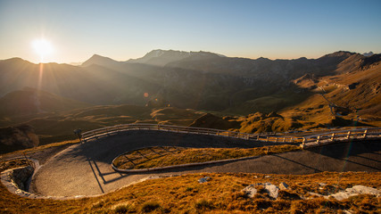 Sonnenaufgang auf der Großglockner Hochalpenstrasse, Kehre 6 an der Edelweißspitze, Hohe Tauern...