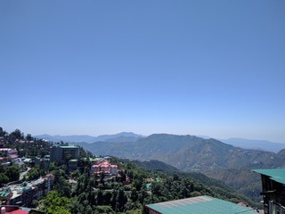 Fototapeta premium captured beautiful mountain range of Simla with mobile camera