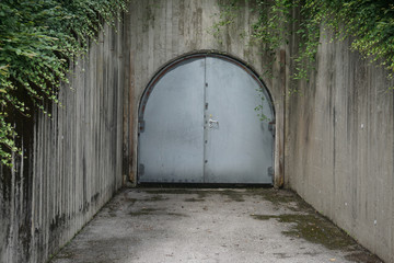 Bunker, Eingang, Bunkereingang, Eisen, Eisentür, Tor, Eisentor, verschlossen, Luftschutz, Luftschutzbunker, Weltkrieg, 2. Weltkrieg, Steyr, Oberösterreich, Einfahrt, Geländer, versteckt, Rampe, Schutz