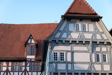Fachwerkhaus, historische Fassaden mit Balken, Streben, Pfosten und Stützen, Fachwerkbau und Bauweise mit Holz.