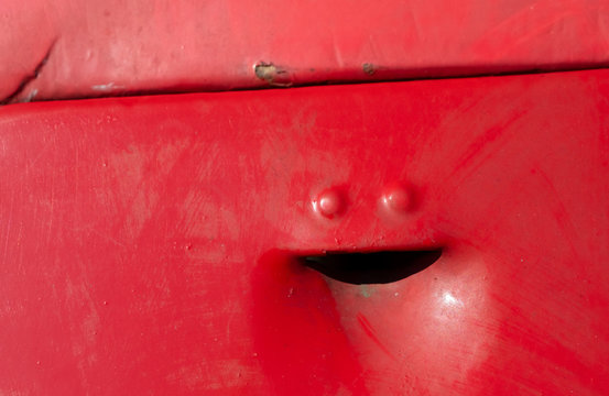 Gesicht Augen Smile Mund L&auml;cheln Blech Lack Oberfl&auml;che Karrosserie Rost Korrosion Kratzer  Symbol Zufall &Ouml;ffnung Loch Dellen Beulen fr&ouml;hlich lustig Grafik Design Hintergrund Auto Oldtimer Nostalgie