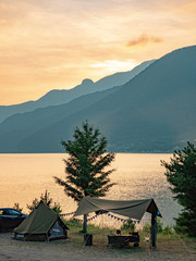 湖畔のキャンプ風景と夕日
