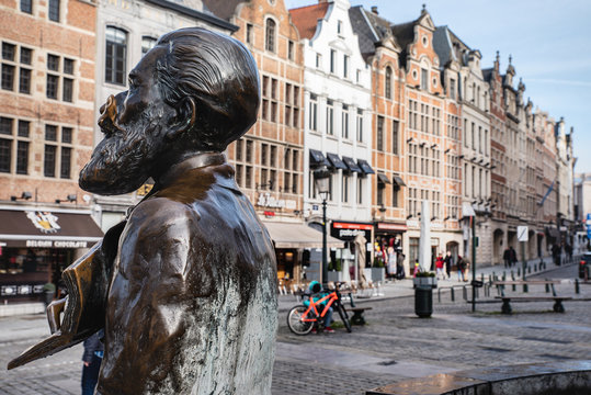 Profile detail of Charles Buls fountain: the reflective mayor is captured sideways with a book and his sight lost towards Place Agora (Agora Square) in Bruxelles -  Brussels, Belgium