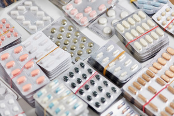 Viele sortierte Medikamente in Apotheke