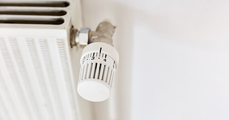 Thermostat an Heizung als Heizkosten und Energieverbrauch Konzept