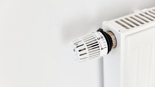 Temperaturregler mit Thermostat an Heizung mit Heizk&ouml;rper
