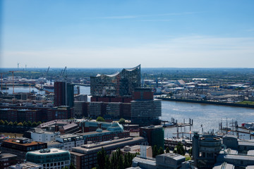 Fototapeta na wymiar Elbphilharmonie und HafenCity, Hamburg, Deutschland