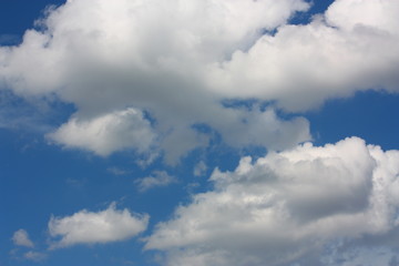 Wolkenbildung bei blauem Himmel und Sonnenschein