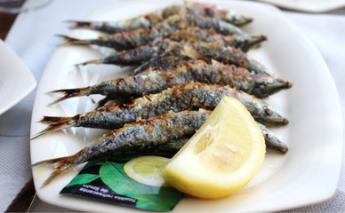 Sardinas en plato con limon