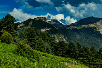 Paisajes de montaña durante la subida al monte Lakartxela de navarra