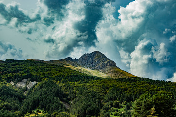 Paisajes de montaña durante la subida al monte Lakartxela de navarra