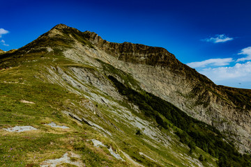 Paisajes de montaña durante la subida al monte Lakartxela de navarra