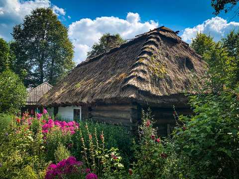 Zabytkowa chałupa w Zagrodzie Guci&oacute;w, skansenie w Guciowie