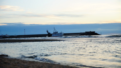 Bateau de pêche partant en mer