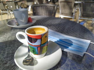 café et masque de protection sur une table de bistro