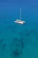 Naklejka premium Catamarán navegando en la costa de Fuerteventura, Canarias