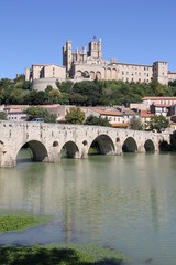 Obraz premium Béziers et berges de l'Orb