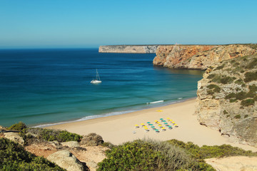 Fototapeta na wymiar Una playa tranquila, organizada y escondida en el sur de Portugal