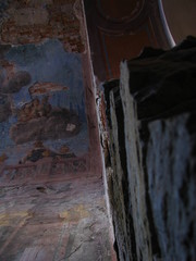 Malowany sufit w starym opuszczonym kościele