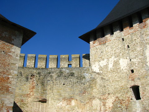 Obronna wieża zamku przy murze, Chocim, Ukraina