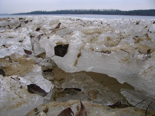 Lód piasek i liści na brzegu rzeki zimą - obrazy, fototapety, plakaty