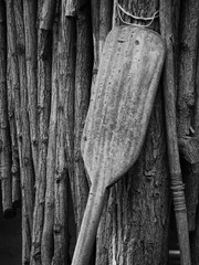 altes Holzpaddel in schwarz und weiß fotografiert
