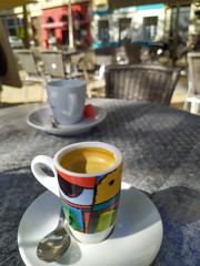tasse de café sur une table à la terrasse s'un café