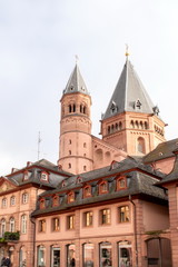 Fototapeta na wymiar romanische Kathedrale in Mainz
