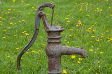 Schwengelbrunnen vor altem Bauernhaus