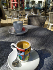 tasse de café sur une table à la terrasse s'un café