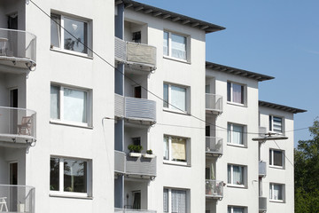 Monotone weisse Wohnhäuser, Wohngebäude, Bremerhaven, Deutschland