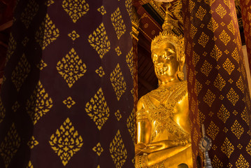 Obraz premium Ayutthaya, Thailand - June, 22, 2020 : Golden buddha image in ancient temple in Ayutthaya , Thailand