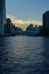 Naklejka premium 中央区夕景 隅田川テラスから見る豊海橋 茅場町方面