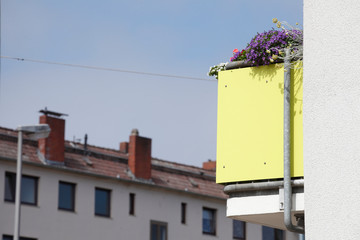 Gelber Balkon, Monotone weisse Wohnhäuser, Wohngebäude, Bremerhaven, Deutschland