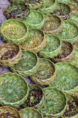 キューバの世界遺産のビニャーレス渓谷で、パームツリーの葉で編んだ物入れのお土産