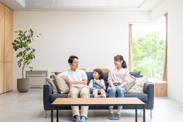 Obraz premium リビングで話す家族・ファミリー