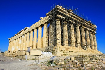 Obraz premium Greece, Athens, June 16 2020 - View of the archaeological site of Acropolis hill with Parthenon temple in the background.