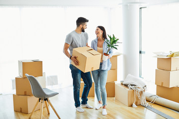 Fototapeta na wymiar woman couple man box home house moving happy apartment together romantic relocation new property